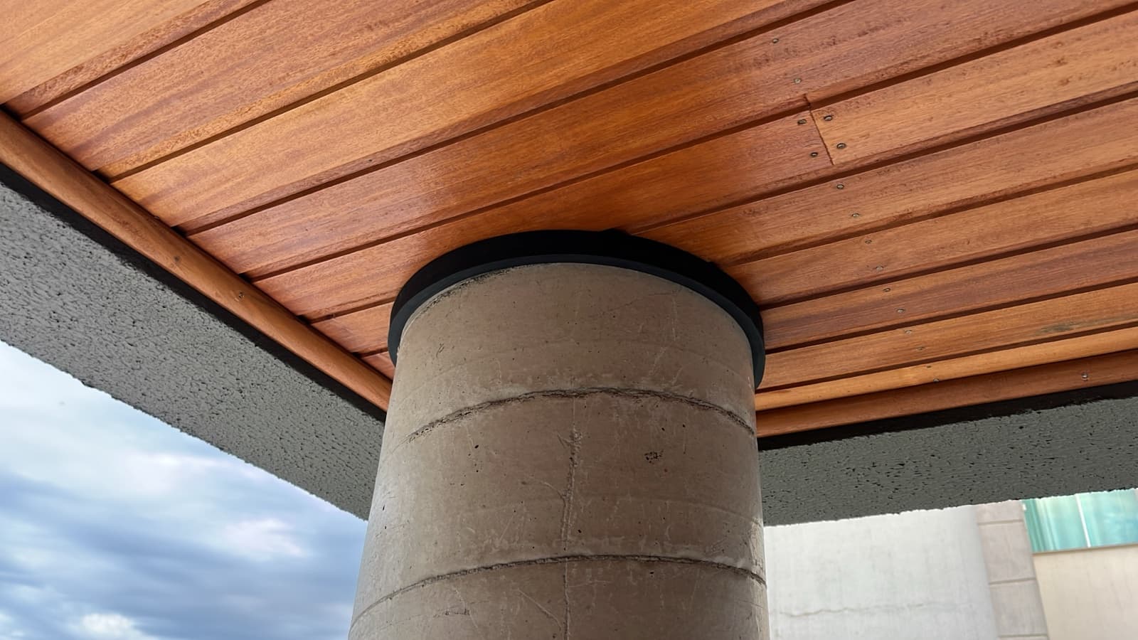 Forro amadeirado instalado em área externa coberta com pilar de concreto