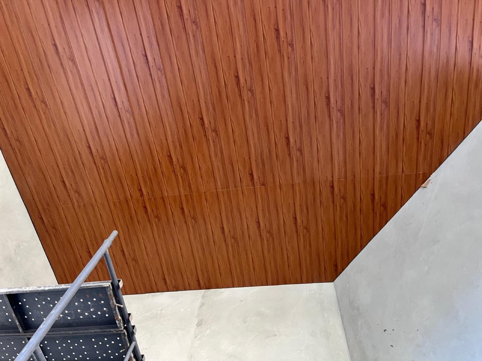 Forro amadeirado durante a execução da obra