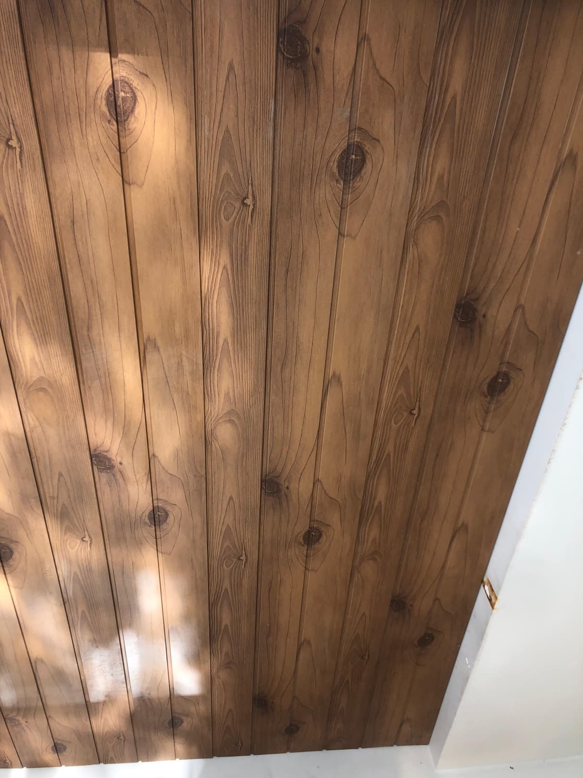 Detalhe da textura e dos encaixes do acabamento amadeirado