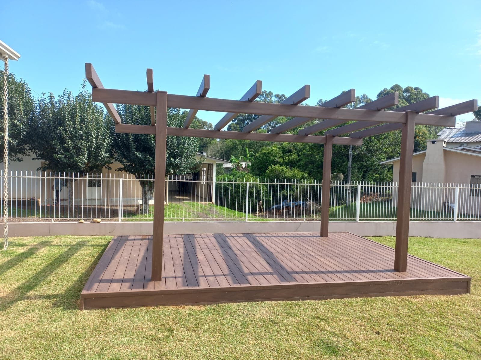 Deck e pergolado residencial em área externa